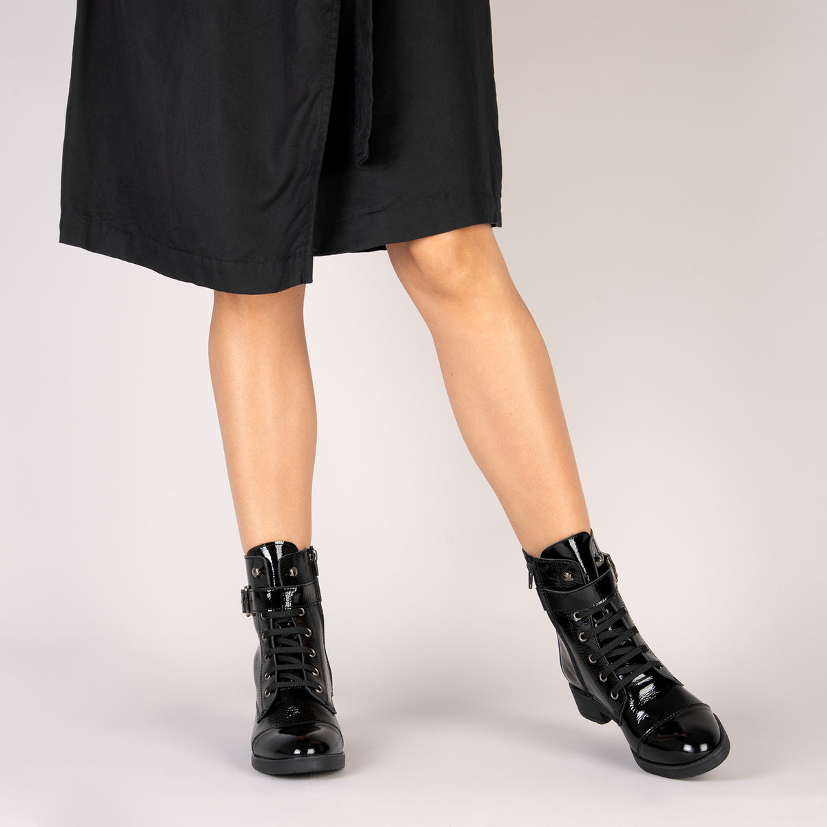 BELFAST – Botines con cordones de piel NEGROCHAROL - miMaO ®
