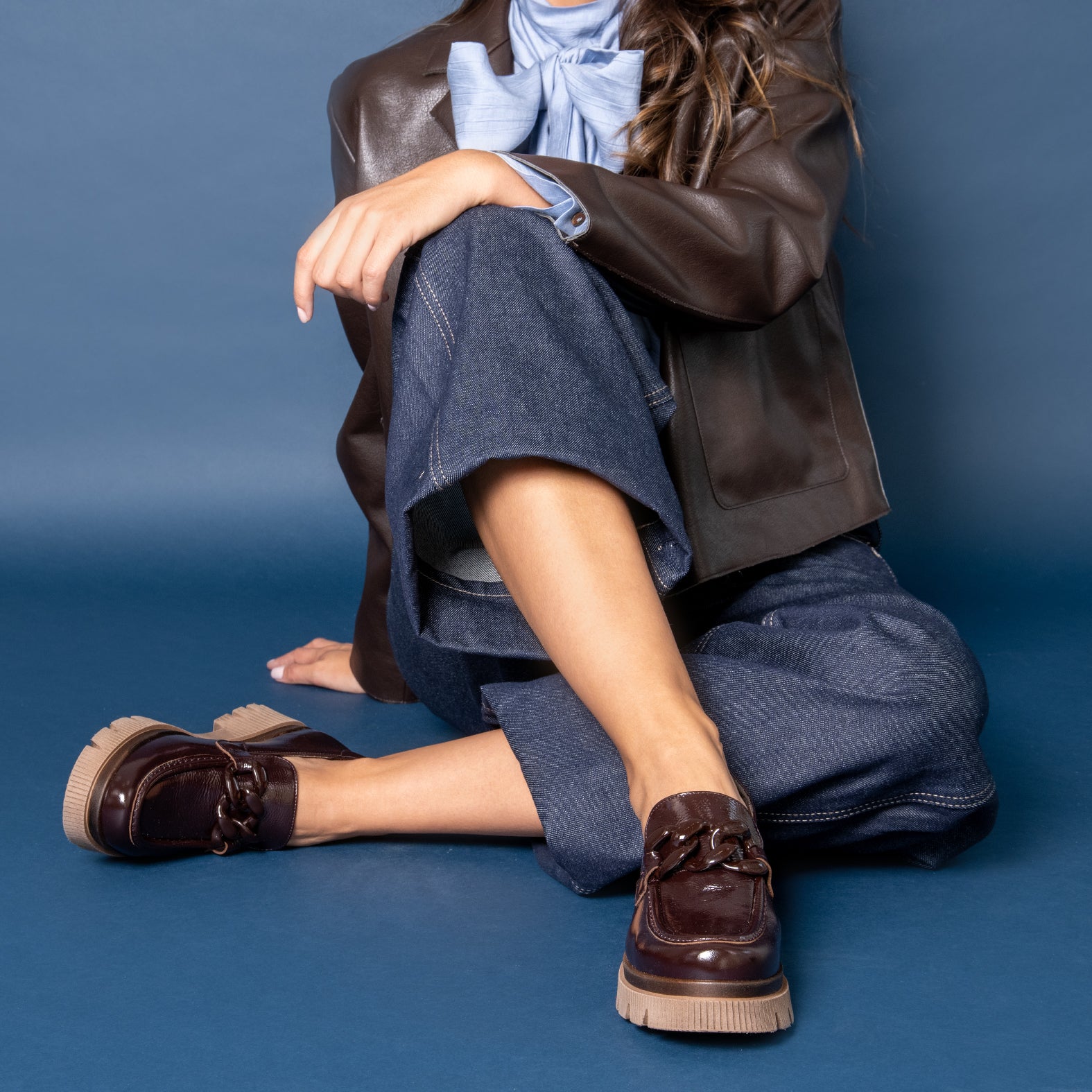 LOLA - Mocasín MARRÓN con suela track - miMaO ®
