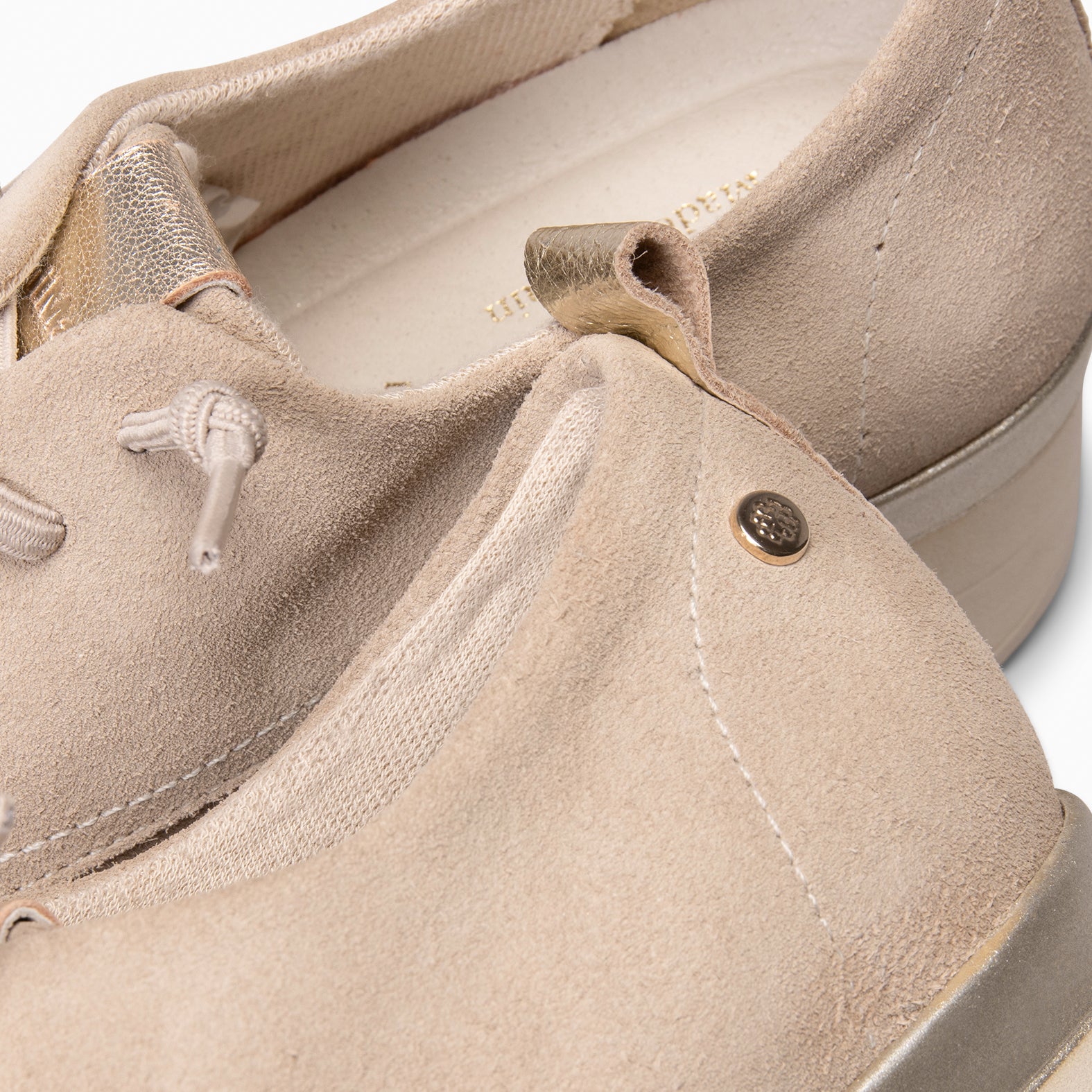 CASSEL - DEPORTIVA CON CUÑA BEIGE - miMaO ®