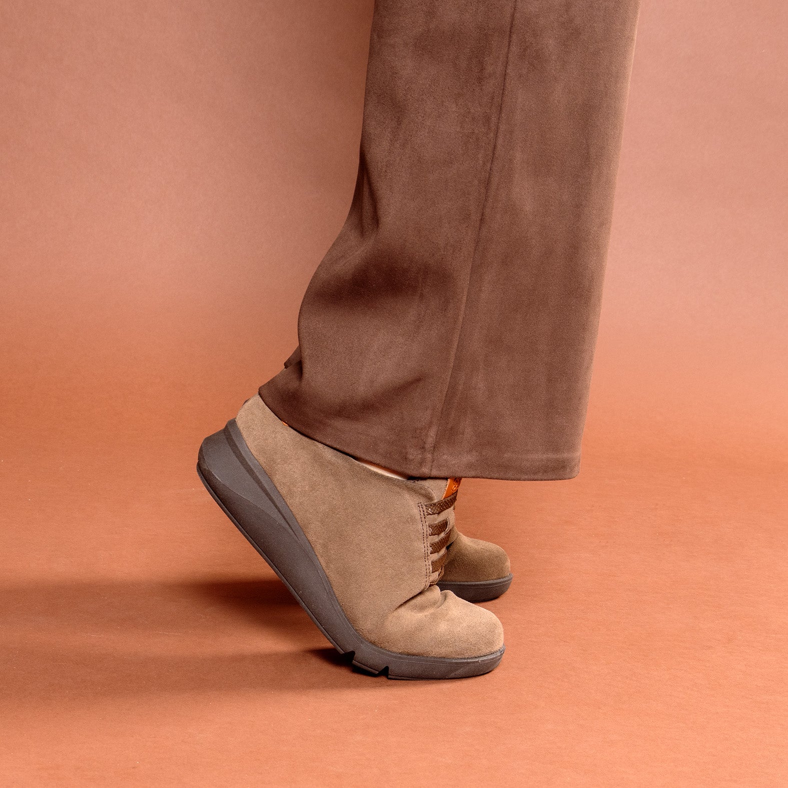 FLY - Deportivos TAUPE con cuña - miMaO ®