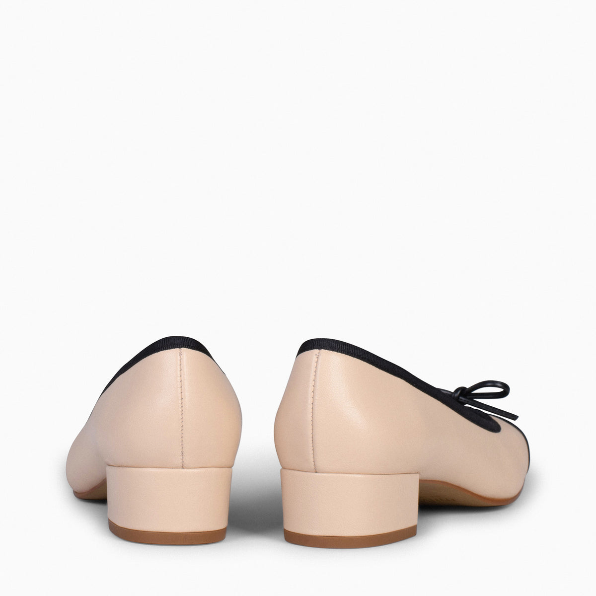 GLAMOUR – Bailarinas con tacón y puntera de charol BEIGE