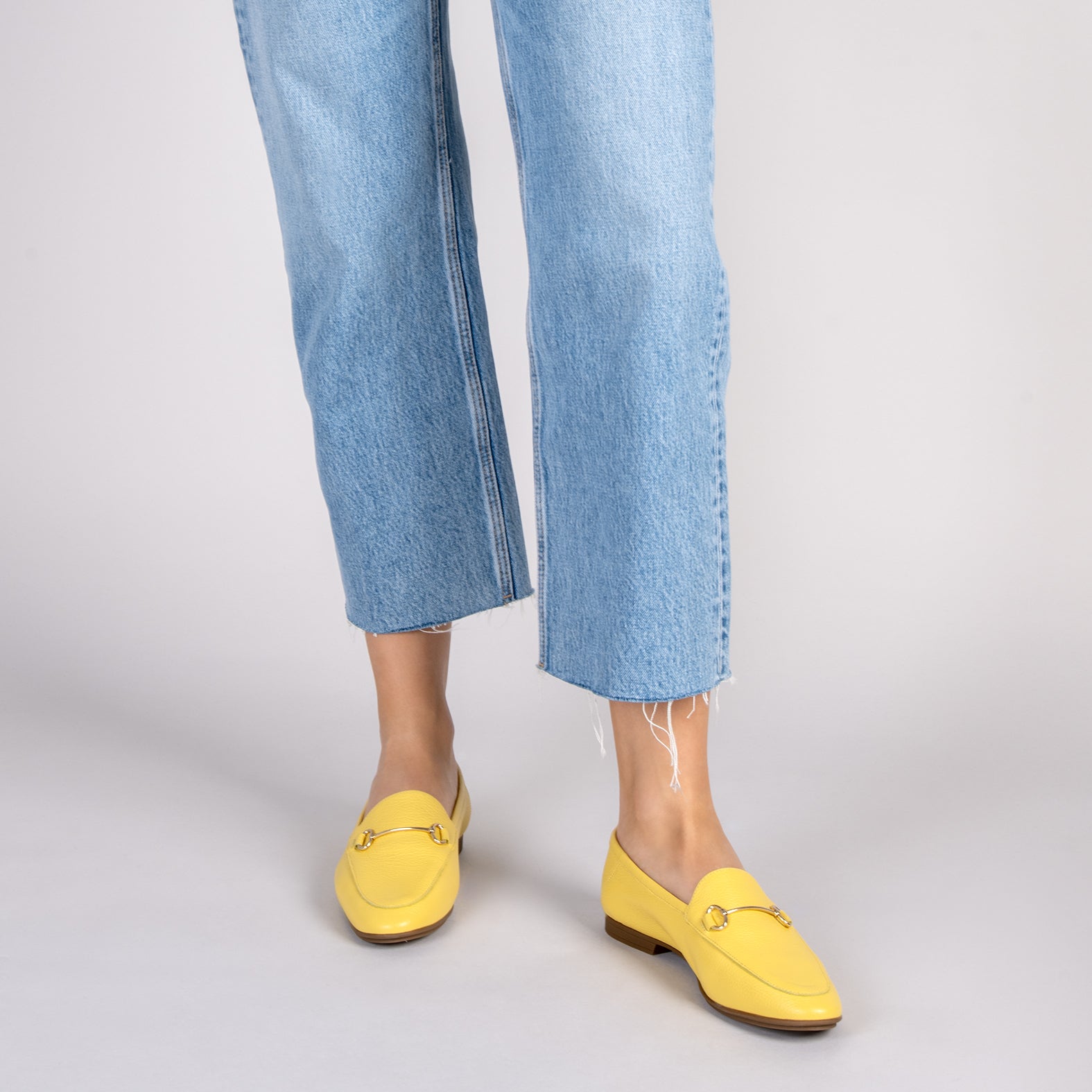 STYLE – Mocasines planos con adorno metalizado AMARILLO