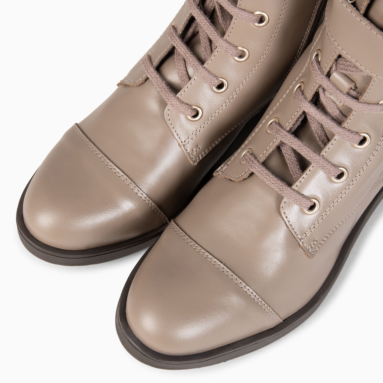 BELFAST – Botines con cordones de piel TAUPE NAPA - miMaO ®