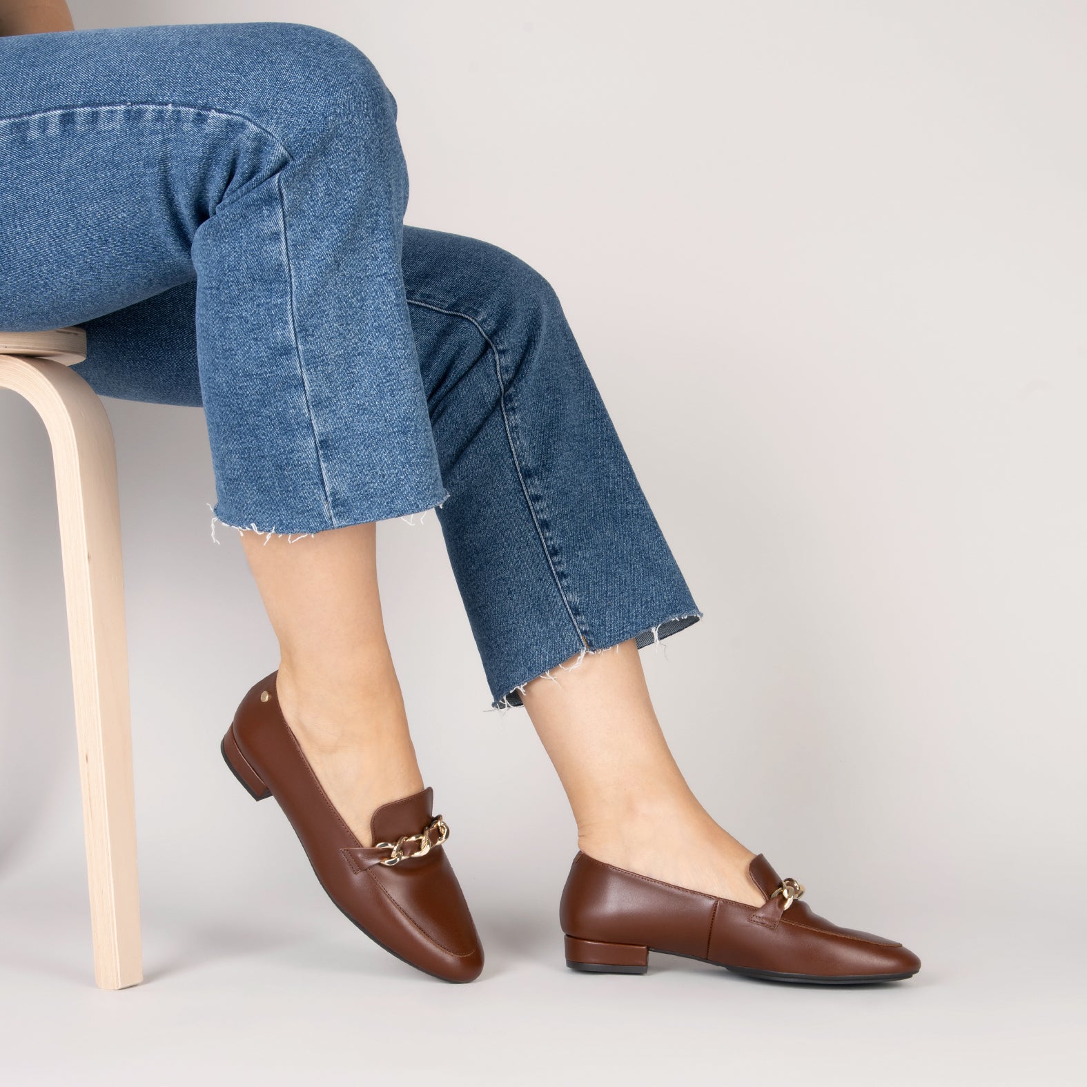 CHAIN – Mocasines planos MARRON con adorno metalizado - miMaO ®