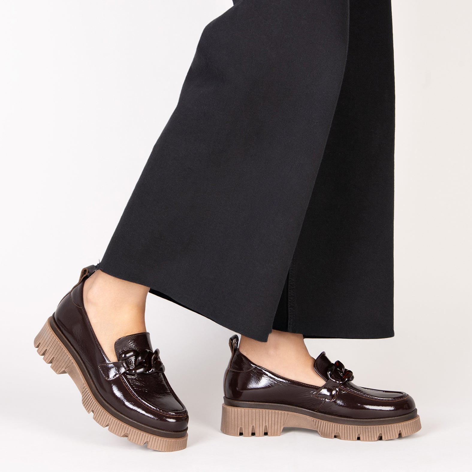 LOLA - Mocasín MARRÓN con suela track - miMaO ®