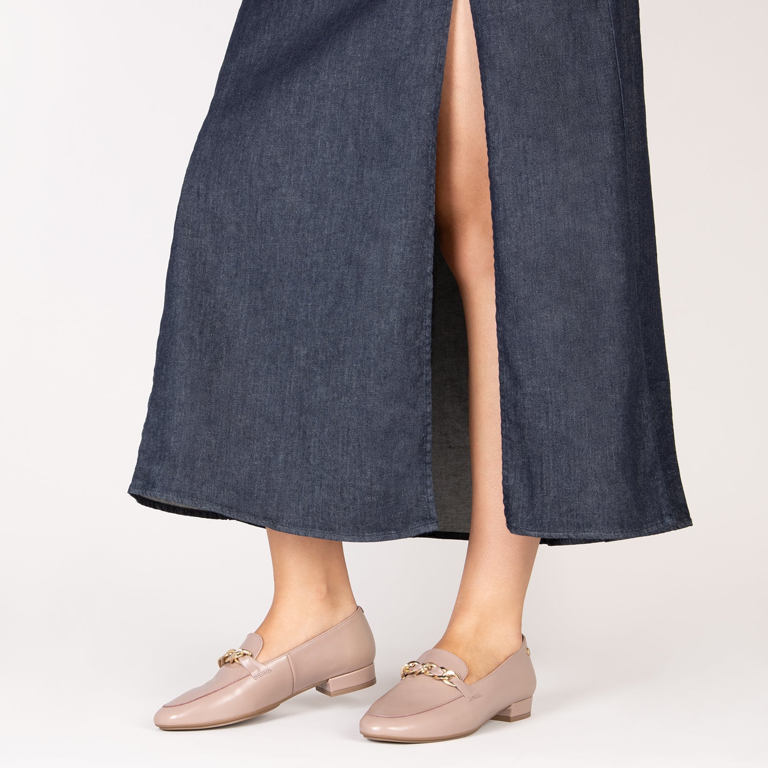 CHAIN – Mocasines planos con adorno metalizado NUDE - miMaO ®