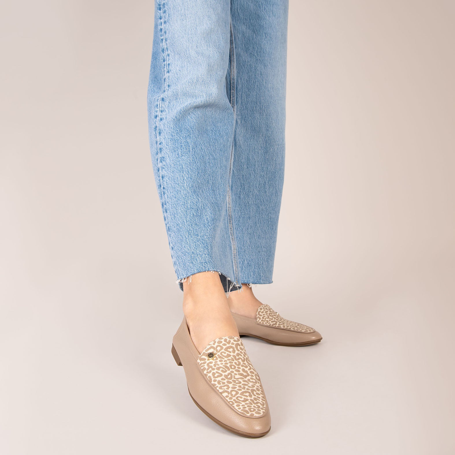 STYLE SAUVAGE - Mocasín tacón bajo TAUPE