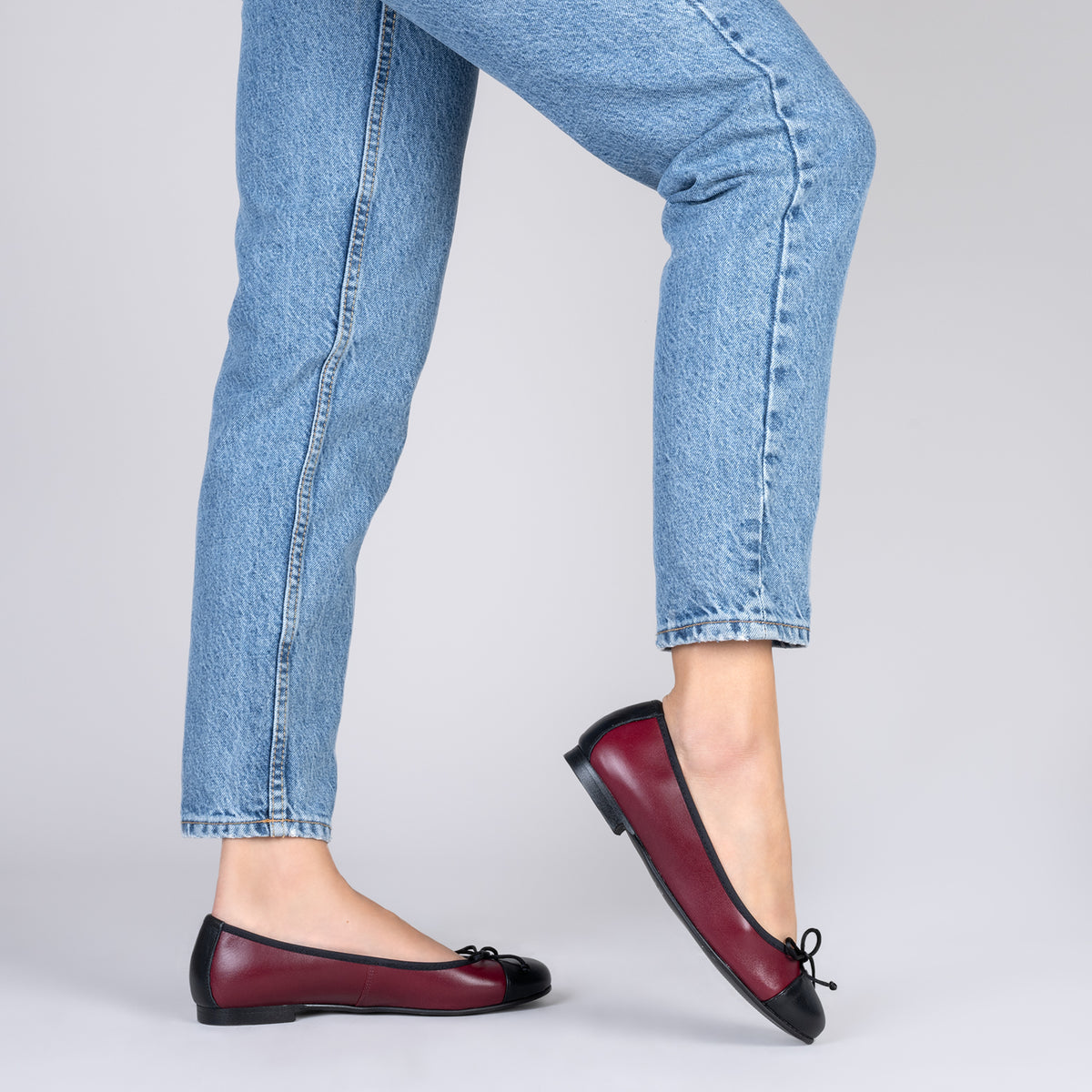 NICOLLE – BURGUNDY ballerina with black toe