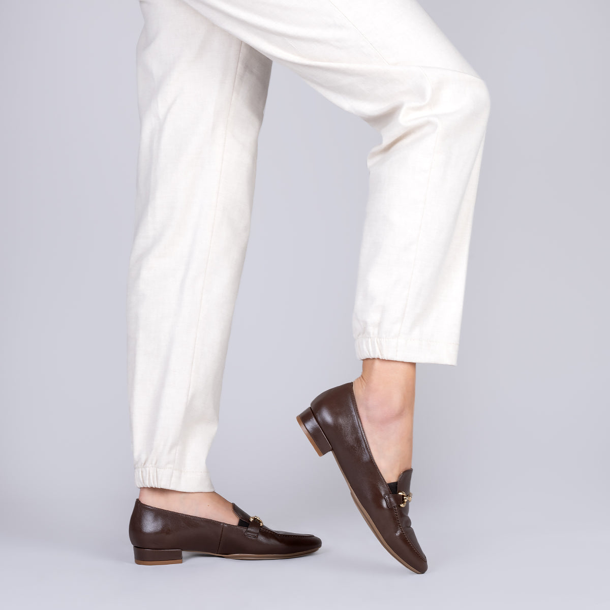 STYLE - Mocasines con detalle metalizado CAFÉ