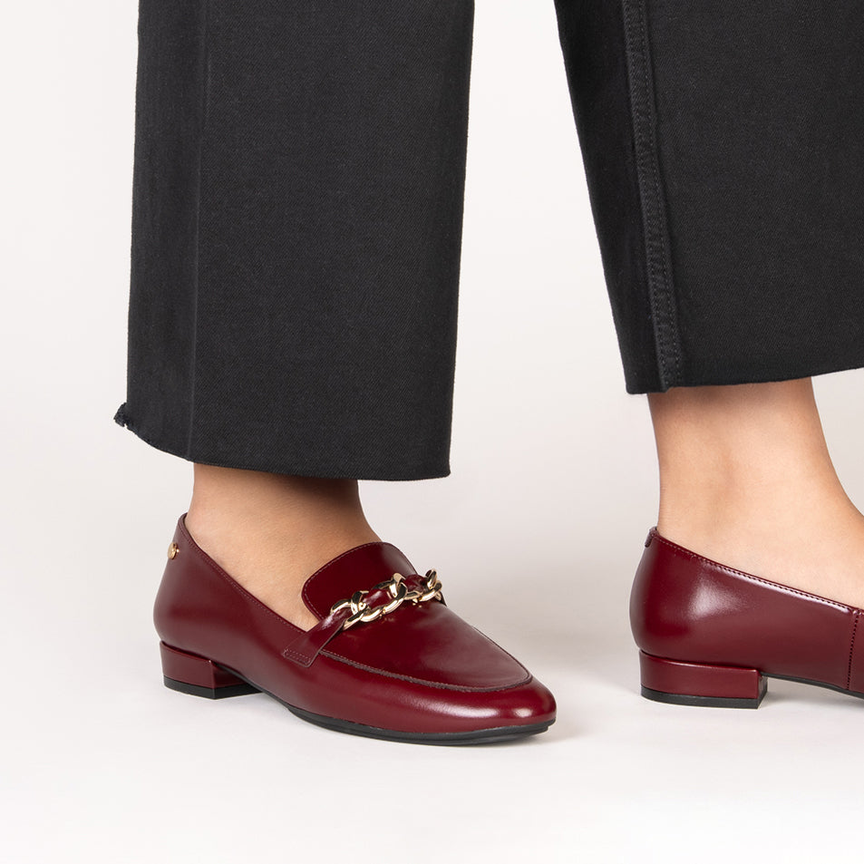 CHAIN - Mocasines planos con adorno metalizado BURDEOS - miMaO ®