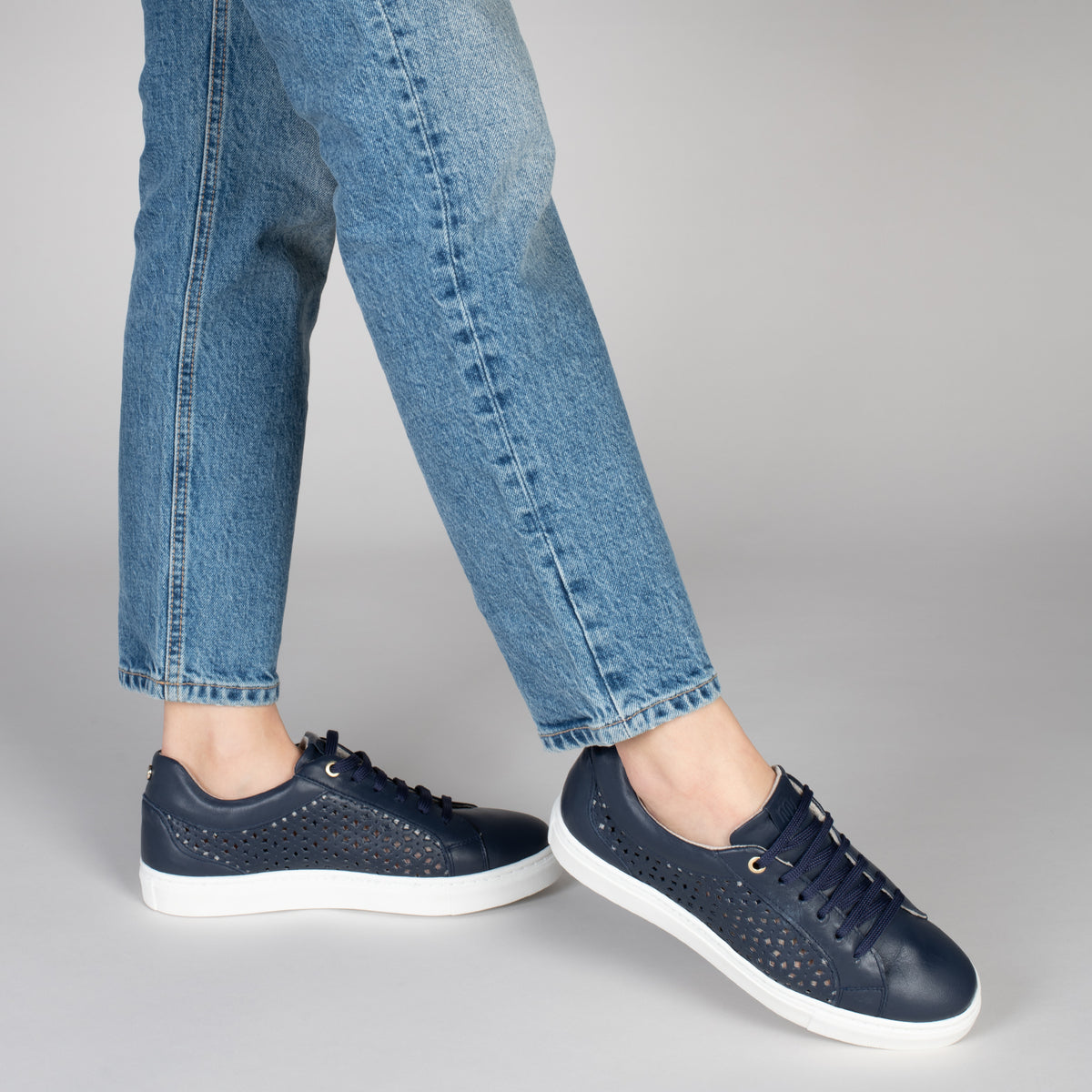 BREATHE – Zapatillas de napa con diseño troquelado MARINO