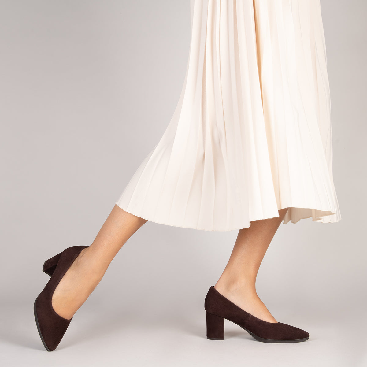 URBAN S – Zapatos de tacón medio de ante MARRÓN