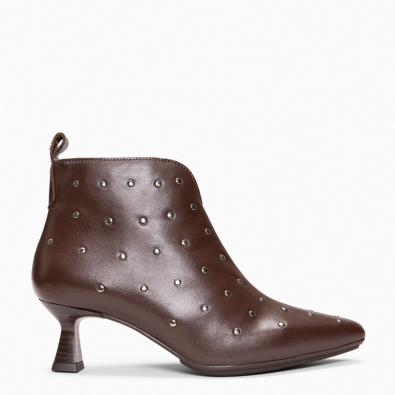 SELMA - Bottines à petit talon kitten et clous en cuir MARRON