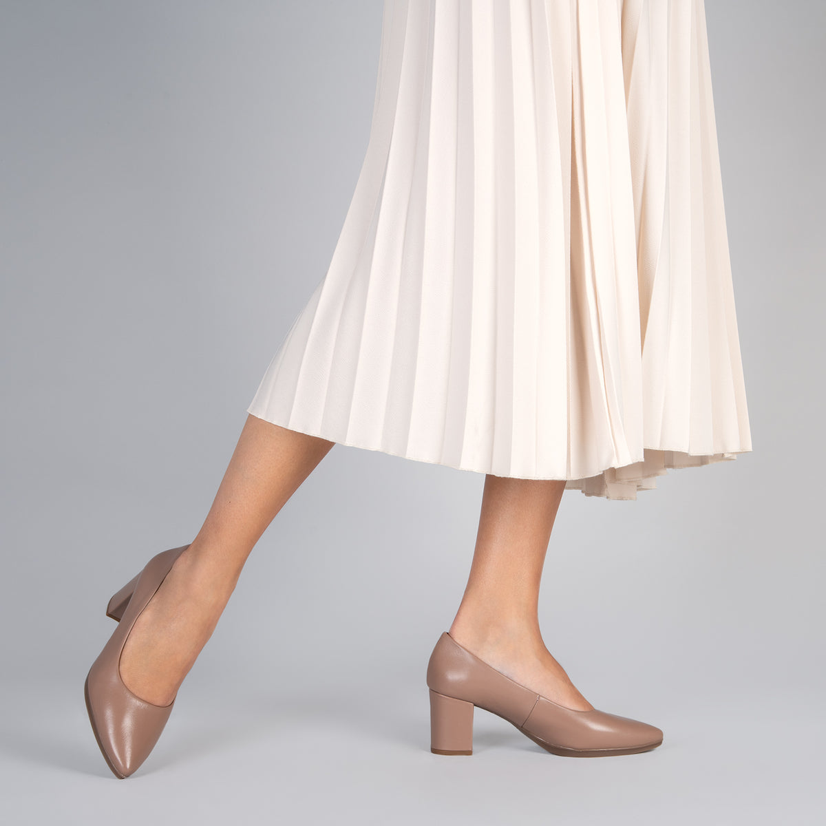 URBAN S SALON – Zapatos de tacón medio de napa NUDE - miMaO ®