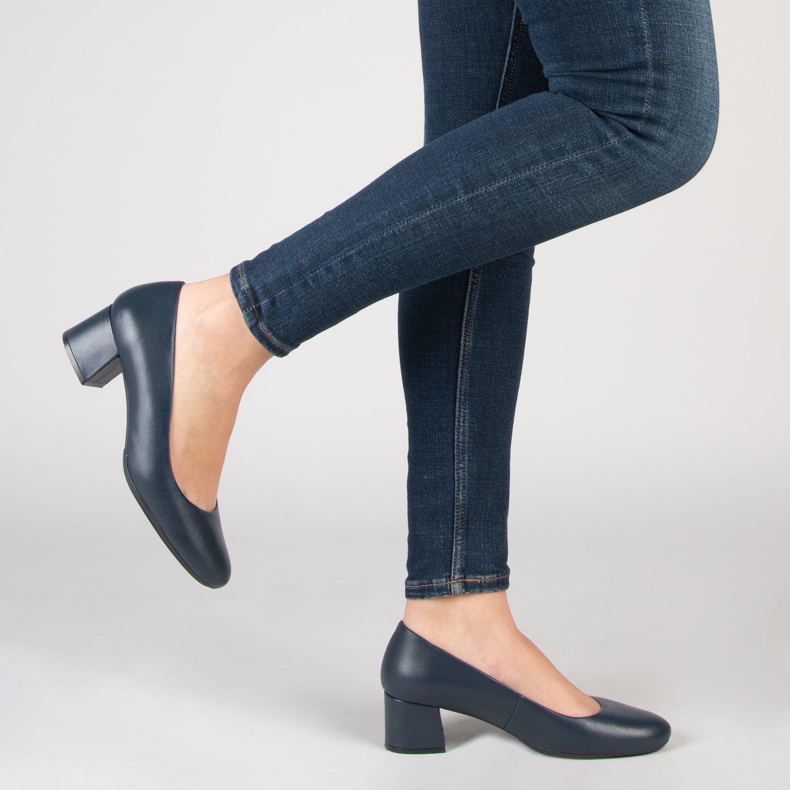 URBAN ROUND SALON – NAVY nappa leather low heels