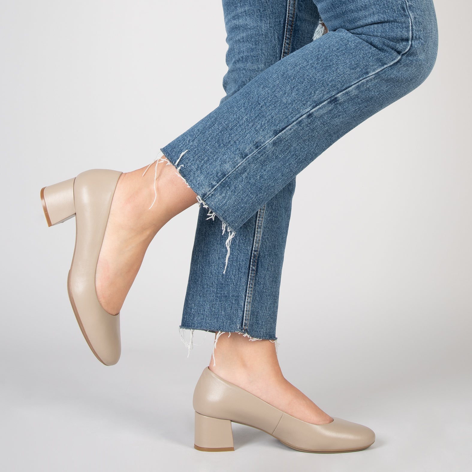 URBAN ROUND SALON – BEIGE nappa leather low heels