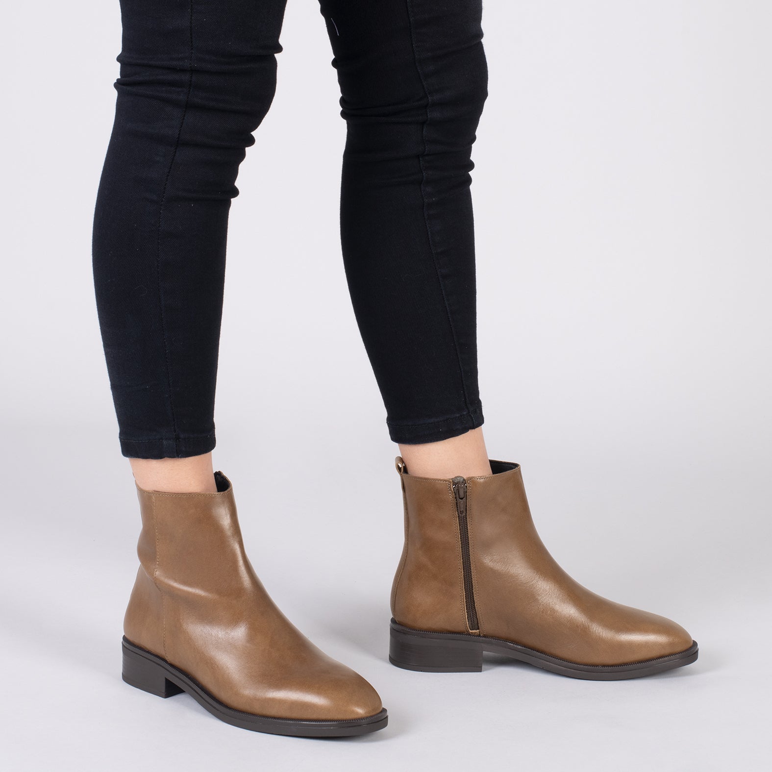MANCHESTER – Botines planos con cremallera TAUPE - miMaO ®