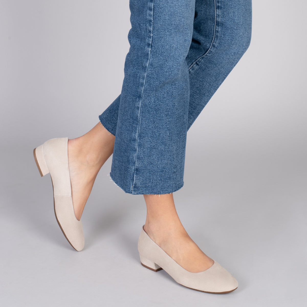 URBAN XS – Zapatos de tacón bajo de ante HUESO