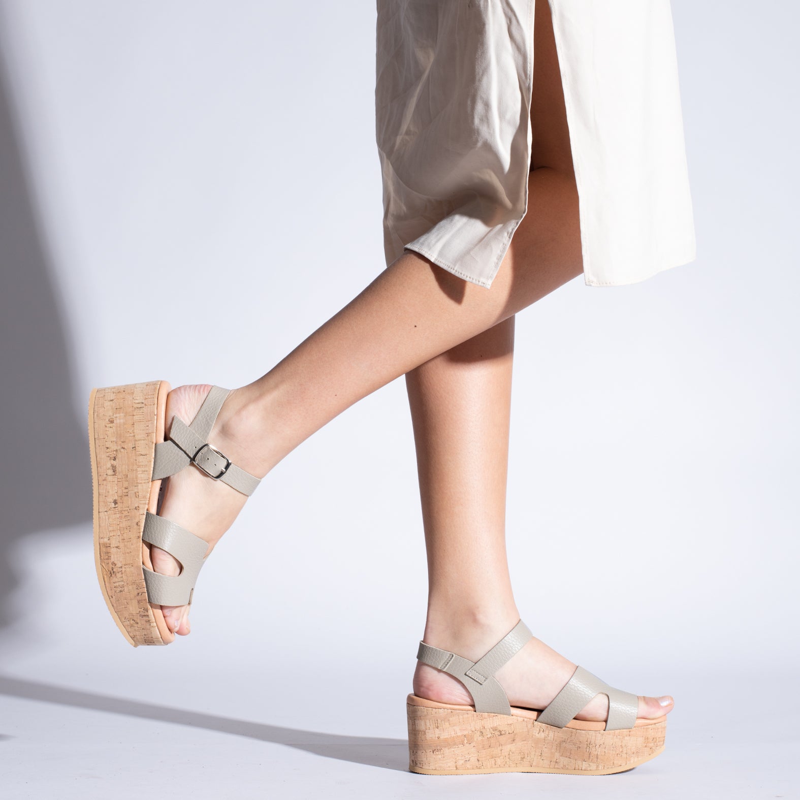 HACHE – Sandalia con cuña de corcho BEIGE