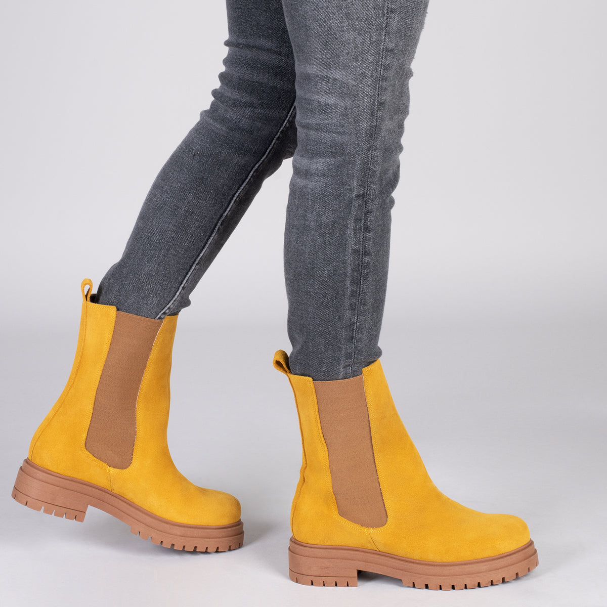CAMBRIDGE Botines Chelsea MOSTAZA con plataforma track