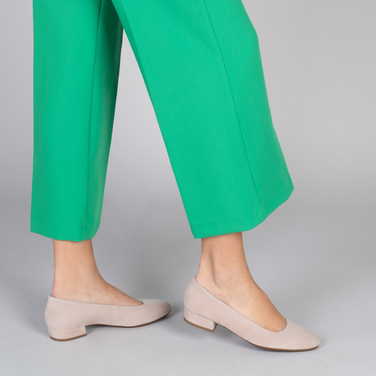 URBAN XS – Zapatos de tacón bajo de ante NUDE