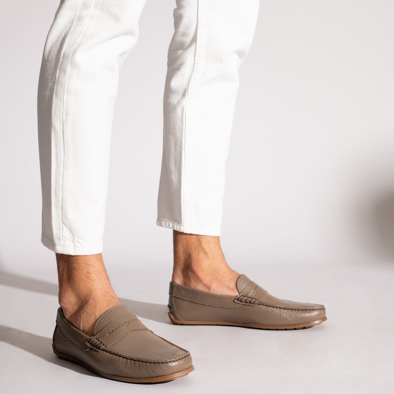 MOCASÍN Calzado casual para hombre de piel TAUPE - miMaO ®